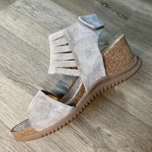 Bionica Gracen Wedge Sandals Sz 11 Tan Gold Flicks Leather Adjustable Strap